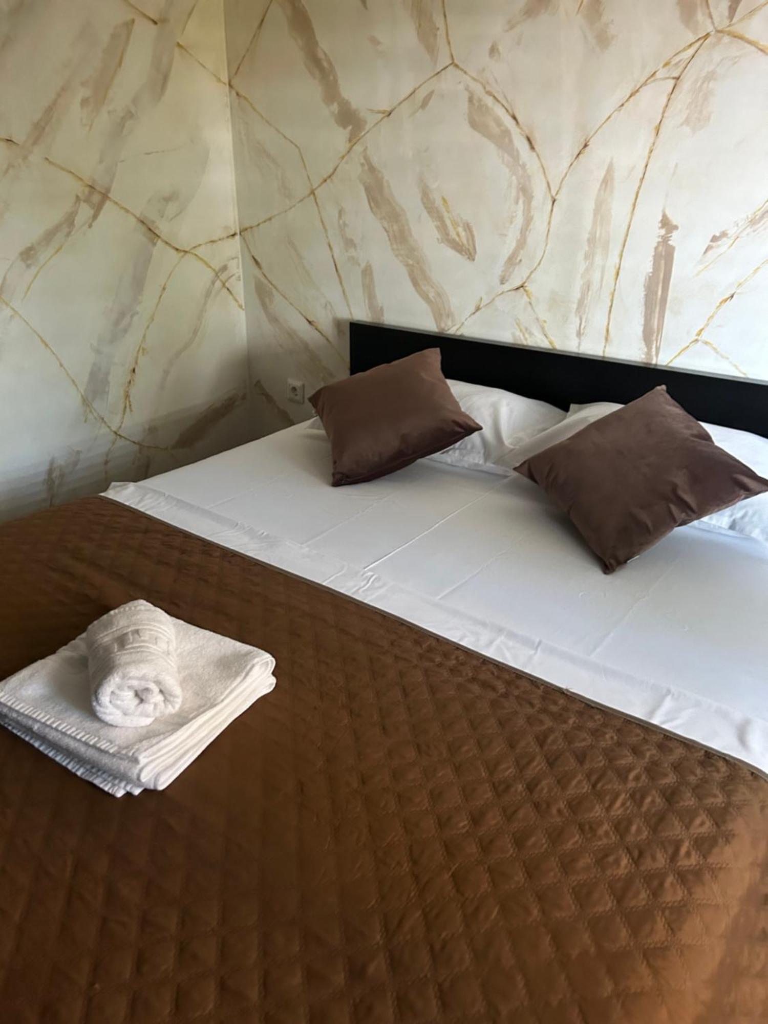 Guest House Тиргу-Жіу Екстер'єр фото